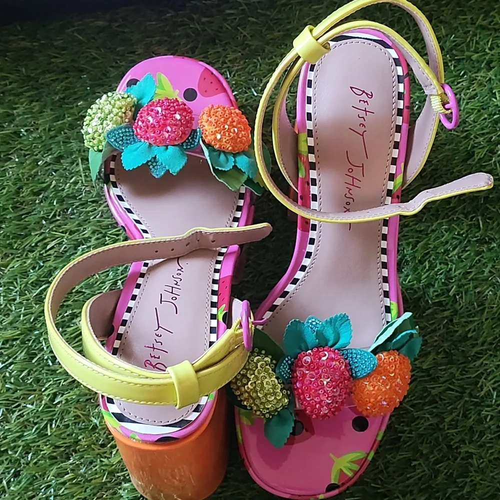 Betsy Johnson FRUIT Heels - Picture 9 of 14
